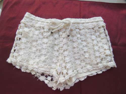 Fabulous sexy cream cotton lace shorts with stretch cotton inner. By Forever 21 size 32/8.