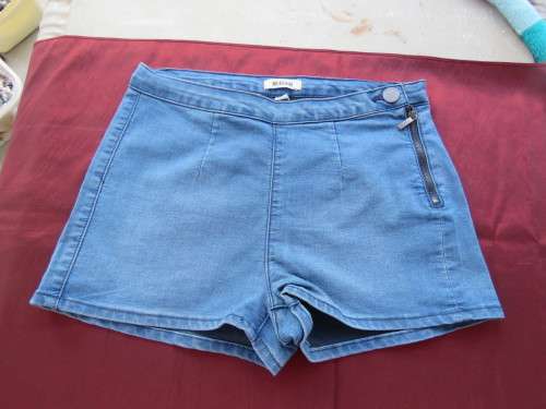 Cute RE denim polycotton stretch shorts. Ladylike with zip at side. Good condition.