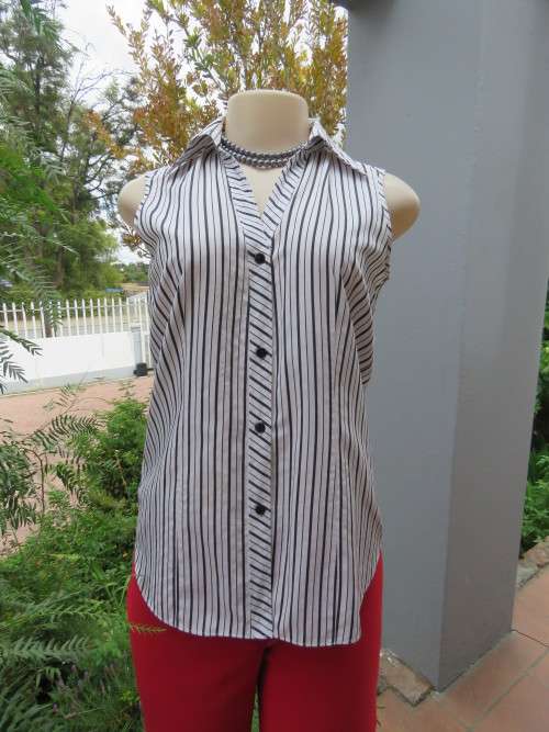 Pretty black and white striped polycotton button down top . Sleeveless with open V collar. Size 30/6
