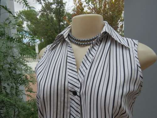 Pretty black and white striped polycotton button down top . Sleeveless with open V collar. Size 30/6