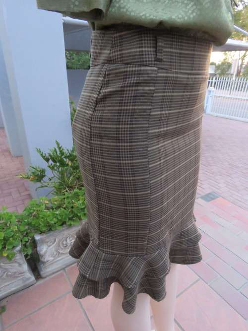 Charming brown,olive green and beige checked.Knee length skirt.Size 32/8 by MASSUMI.As new