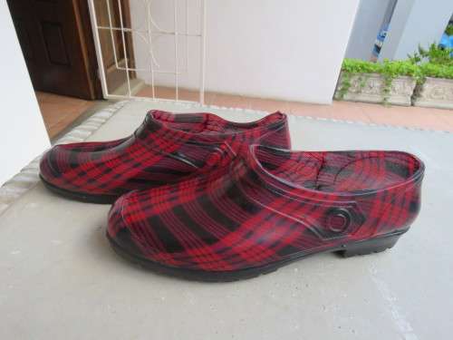 Pair of red and black check DOBA shoes.Completely bendable.Size 6.In a kind of plastic.