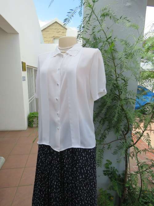 Elegant white short sleeve button down WOOLWORTHS blouse.Size 38/14.Two tucked seams on front