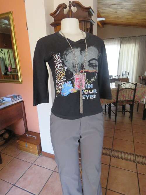 Pretty cropped t shirt top in black from MAX + JENNY UK.Size 32/8.Bracelet length sleeves
