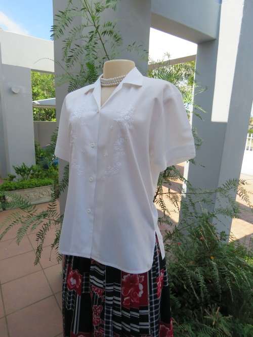 White embroidered pure cotton button down top with short sleeves.Size 36/12.Excellent condition