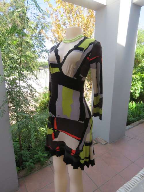 Pretty little dress by KIVENST from USA.Size 30/6.Long sleeves with v neckline.Good condition