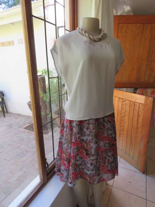 Elegant pale grey top with opening at back.Size 36/12 by SCHONMORE from Japan.Embroidery on front.