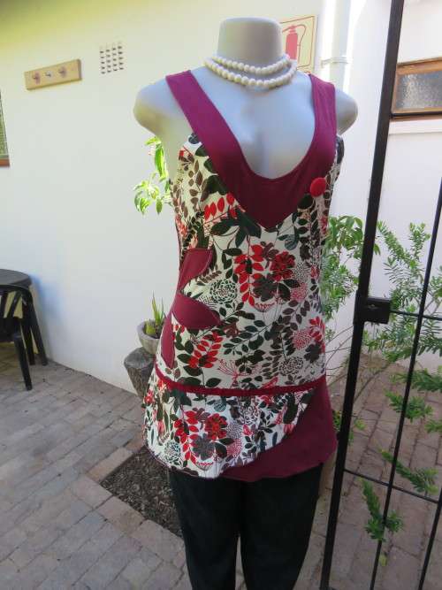 Cute cream,red and green floral top in stretch cotton size 32/8 made in Thailand.AUDG original