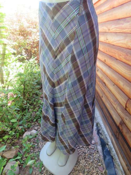 Timeless blue,brown and green tartan checked ankle length godet skirt in panels.Size 36/12
