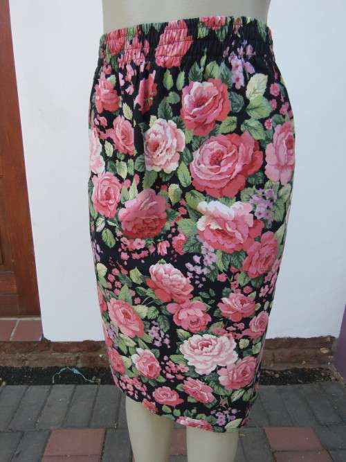 Flower power tube skirt with bold pink roses.Size 34/10.Slit at back.In 100% cotton.As new