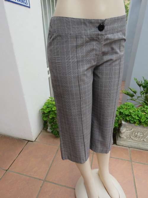 On trend fine checked brown and beige cropped pants with straight legs by VIBRANCE in size 34/10
