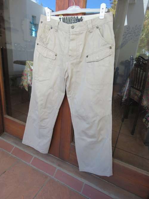 High quality TRUWORTHS MAN men's 100% Khaki pants.Size 36/92cm.Four pockets in front and 3 at back.