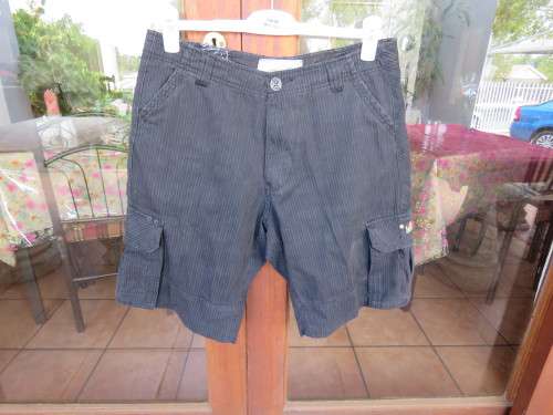 Black striped BILLABONG men's fashion shorts.Size 32 in 100% cotton.Pockets galore.As new