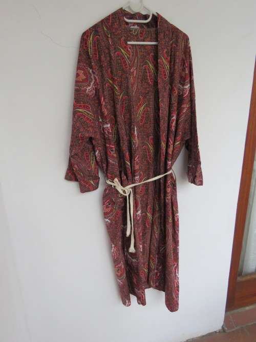 men's night gown with wide short sleeves.In autumn colour paisley pattern.Size M to L.As new