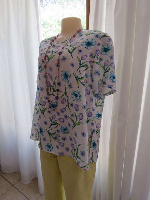 White pullover WOOLWORTHS short sleeve top with blue and purple pattern.Size 44/20