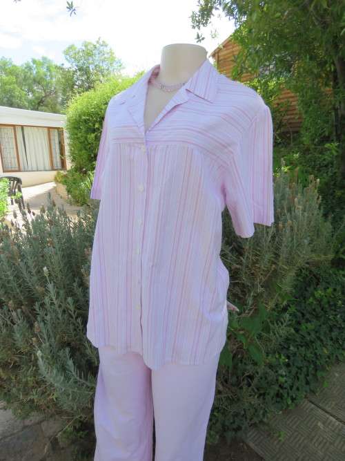 Elegant button down top with open collar in 100% cotton.Size 40/16 by CLUB20.In pink stripes