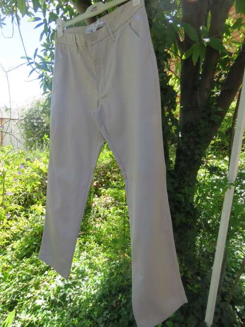 As new men's OAKRIDGE classic fit chino's in size 32 with flat front.In polycotton.Colour beige