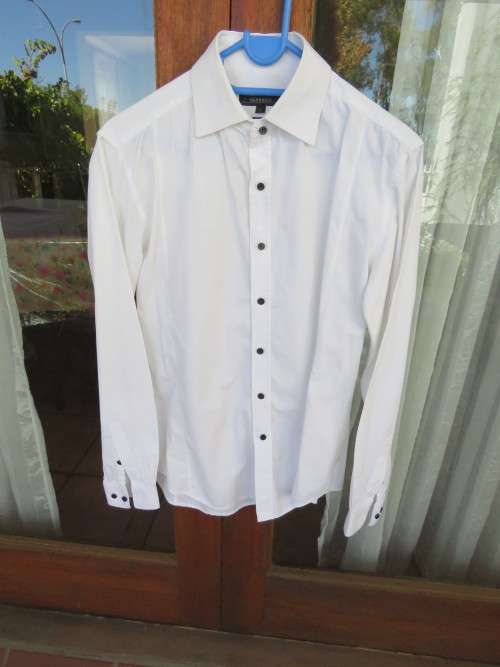 White men's stretch OAKRIDGE size small.Fitted shirt.Chest 98cm.Used but still fine for everyday