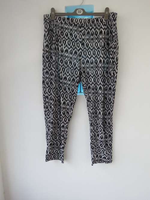 Black + white animal print comfortable loose pants by IMAGE size 44/20.In stretch polyester.