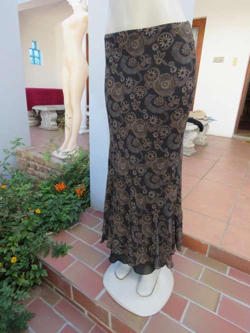 Beautiful sheer polyester skirt in 2 layers by FINNIGANS size 36/12.Black and cream retro print