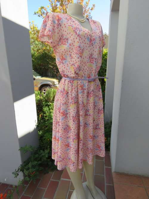 Pale pink vintage dress with floral pattern.Summer dream! Size 36/12.Nylon/polyester blend fabric