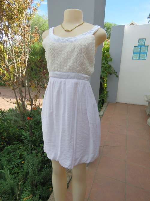 Cool knee-length white fully lined balloon style dress.Size 38/14.Elasticated top back.
