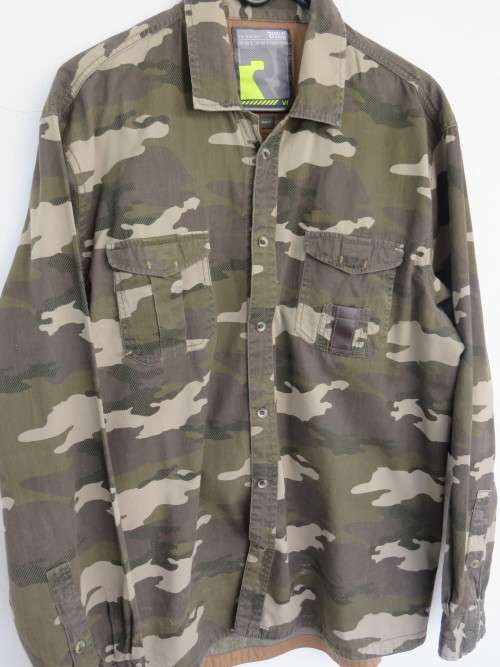 Stunning men's camo long sleeve shirt by RELAY JEANS in size XL.Slim fit.As new