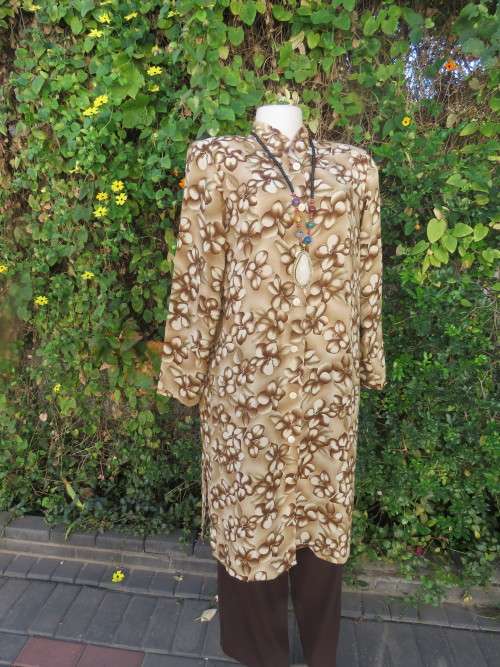 Long beige and brown floral jacket.Button down.Size 37/13.Made by owner.Yoked.Slitted sides.