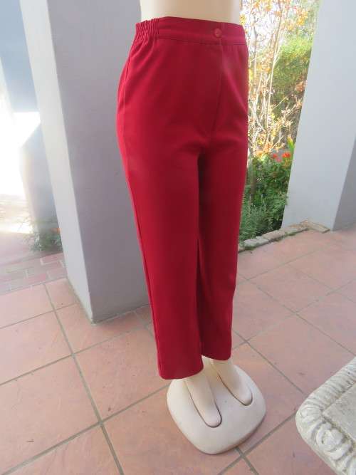 Dark red high waisted pants.Size 34/10.In 100% polyester fabric.No pockets.Good condition.