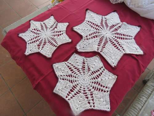 Set of 3 pointed coffee colour crochet dollies.Diameter 32,29 and 43 cm.Good condition.