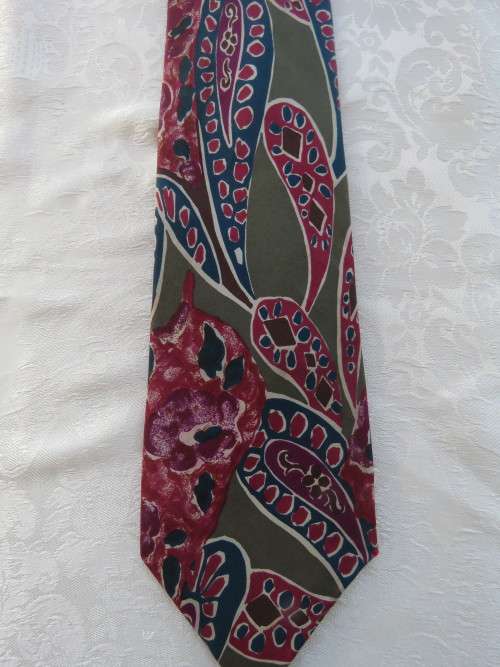 Pure silk BOTTINELLI necktie in olive green with maroon paisley pattern.Width 9 cm.As new.