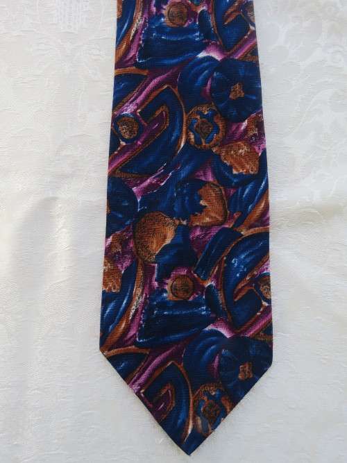 Cheerful royal blue,brown and dark pink patterned necktie by CIGNAL.Width 9.5 cm.As new.