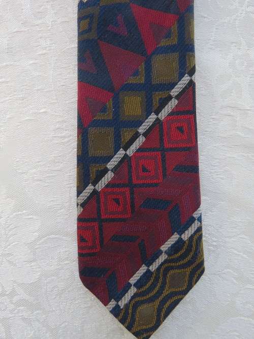 Modern narrow `Woolworths` neck tie in diagonal pattern.Avo and maroon with white accent.As new.