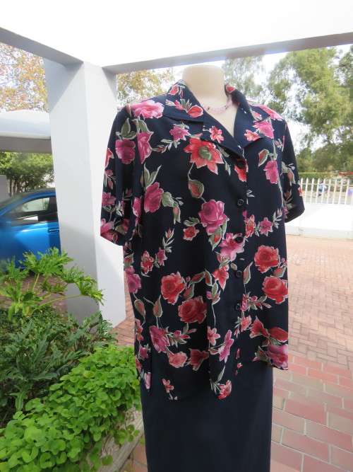 Navy short sleeve button down blouse with pink roses.Size 44/22.In 100% polyester.As new.