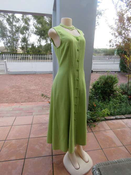 Button down statement dress in apple green polyester/linen blend.Size 34/10.As new.