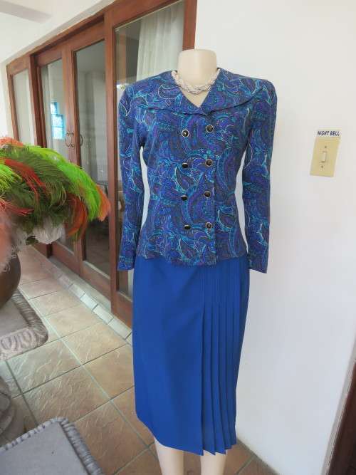 Beautiful double breast tailored long sleeve top in blue and purple.Size 32/8.By TRUWORTHS.As new.