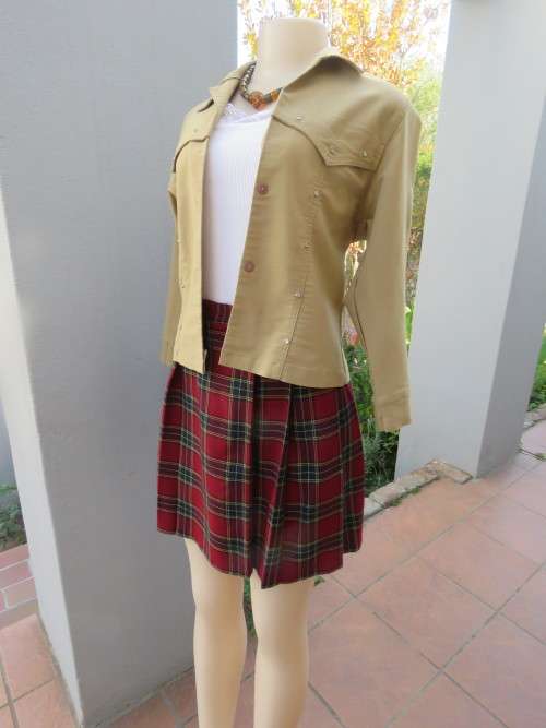 Cropped caramel colour long sleeve jacket.Size 30/6.By PERFECT CASUAL WEAR.Used but in good cond.