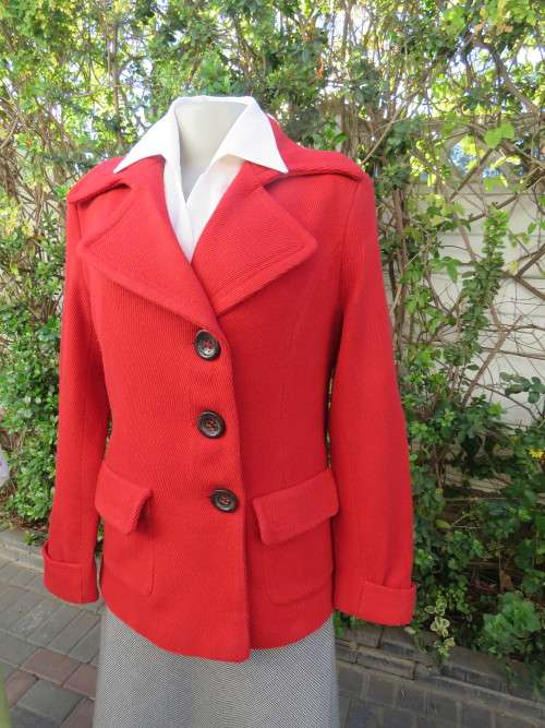 Attention grabbing red corded cotton fully lined jacket.Size 34/10.Beautiful collar.Good condition.