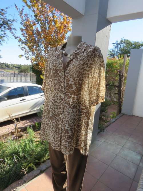 Animal print blouse by DONNA CLAIRE in size 42/18.In 100% polyester fabric.Good condition.