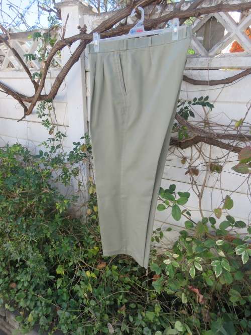 Men's 'STERLING' pants in pale olive green.Size 42.Inner legs 75cm.Good condition. High quality