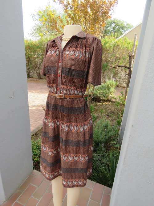 Fabulous dress in brown and apricot accents.Size 42/18.Partly permanent pleated.Good condition.