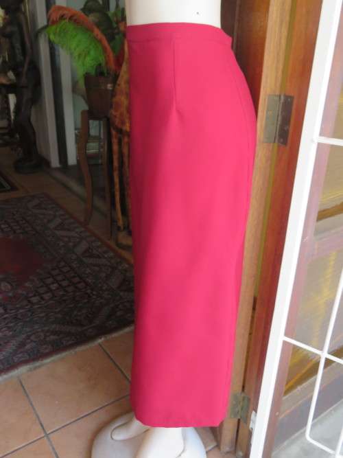 Maroon pencil skirt by 'DIANELLO'.Size 44/20.In 100% wash and wear polyester.New condition.