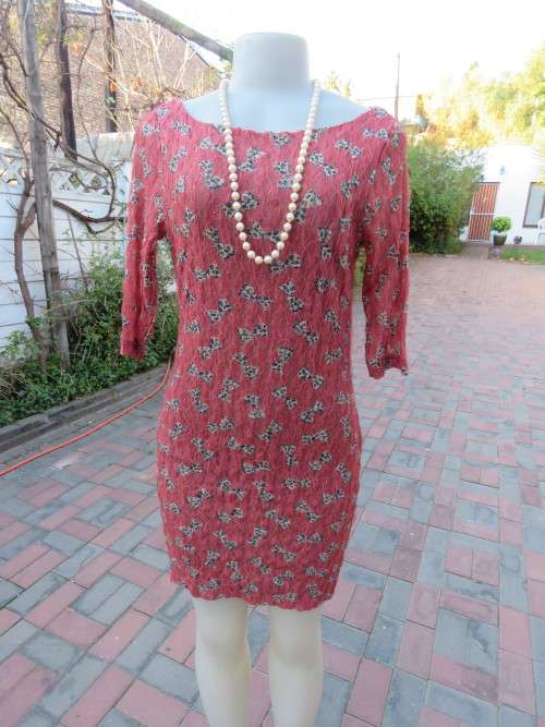Gorgeous knee length acrylic lace dress for special occasions.By 'DRAMA QUEEN' in 34/10.New dress.
