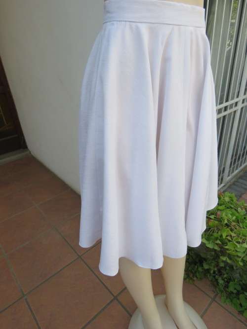 White full flare knee length satin skirt for the young of heart.Size 32/8.Boutique made.Good cond.