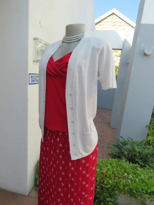 Knitted button down cardigan with short raglan sleeves.Size 32/8.In acrylic yarn.Good condition.