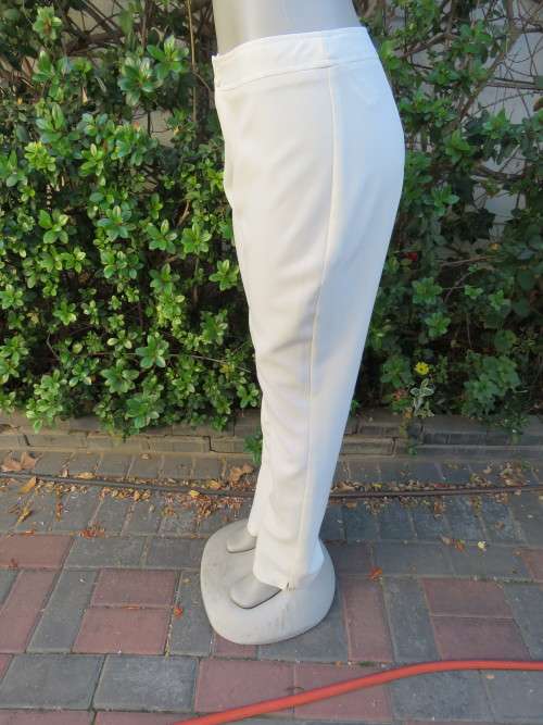 This straight legged cream pants will elongate your legs.By 'IN WEAR'.Size 36/12.New condition.