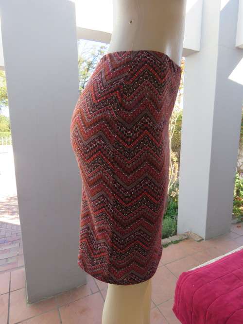 Knee length size 32/8 skirt in zig zag autumn colour pattern.By `TANGO`.New condition.