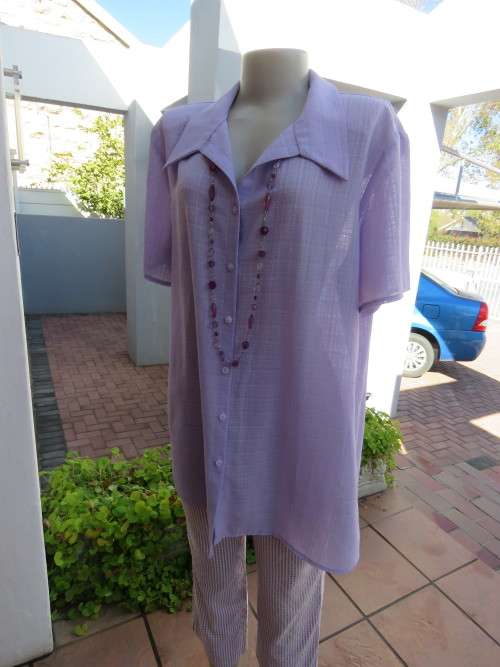 Beautiful sheer polyester blouse in lilac bubble pattern.Size 44/20 by 'ANNA PIA'.New condition.