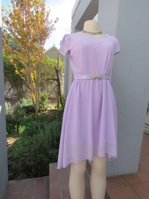 "Define your waist" in this beautiful lilac dress for special occasion.Size 36/12  by 'H-XUEGE'.New.