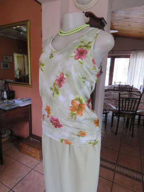 Cool soft green summer sleeveless top with dark pink and brick flowers  by `PALIS` in 34/10.New.